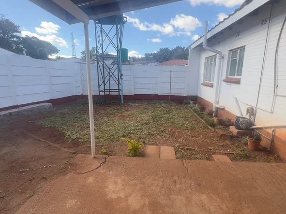 2 bedroom garden flat close to shops