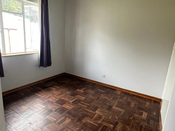 2 bedroom garden flat close to shops