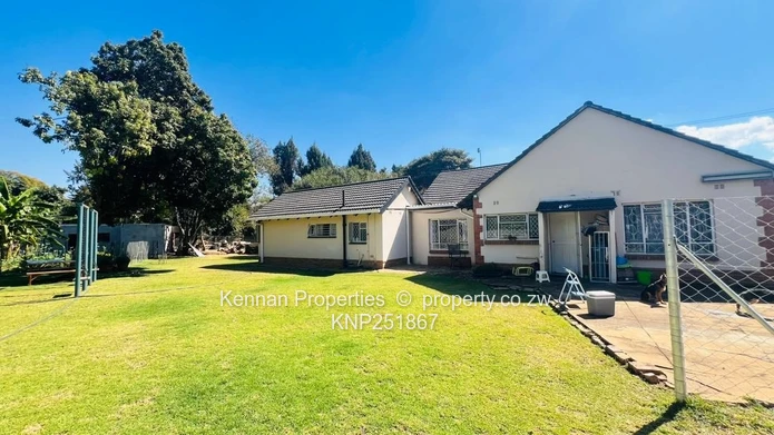 Family home on 4900 sqm of land with good water  (Sole Mandate)