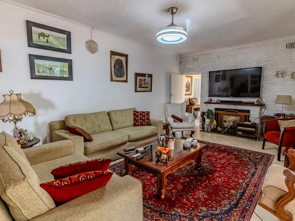 Beautifully Fitted 4 Bedroomed Family Home