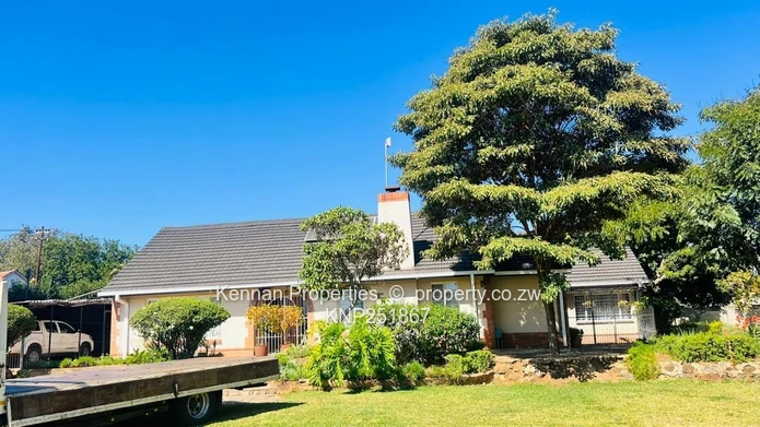 Family home on 4900 sqm of land with good water  (Sole Mandate)