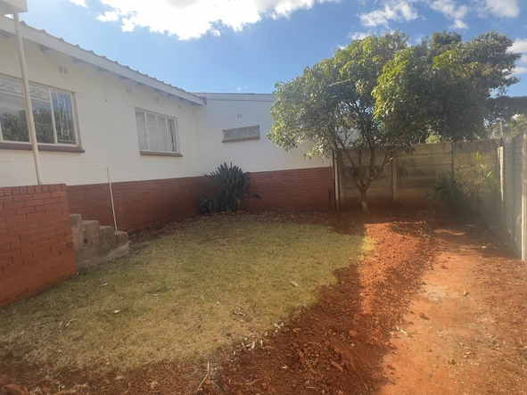 2 bedroom garden flat close to shops