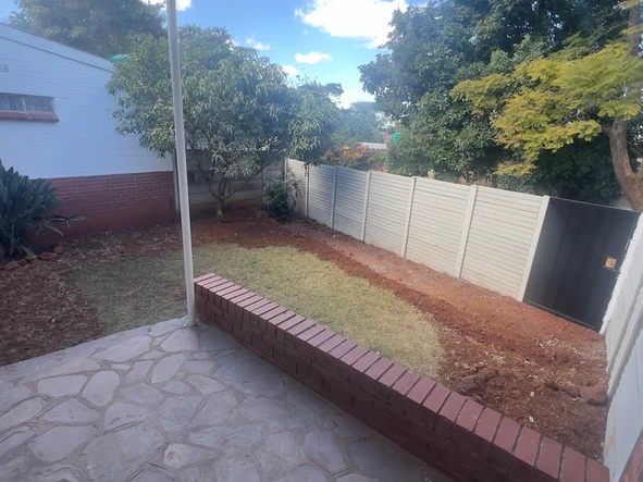 2 bedroom garden flat close to shops