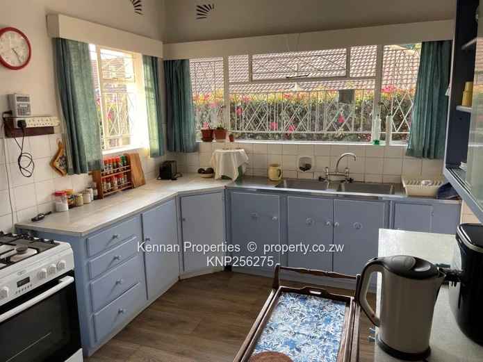 Spacious end unit garden flat apartment in Greendale North
