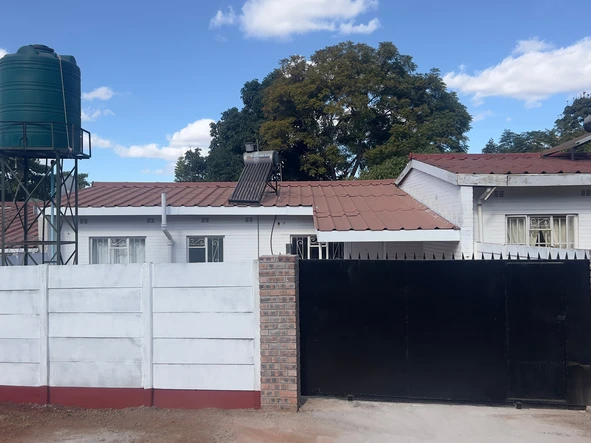 2 bedroom garden flat close to shops