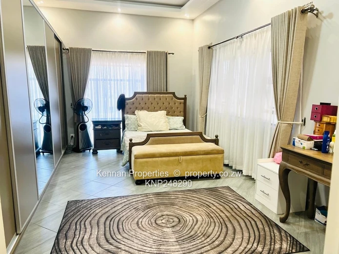 Elegant Upmarket 5 Bedroom Townhouse for Sale.