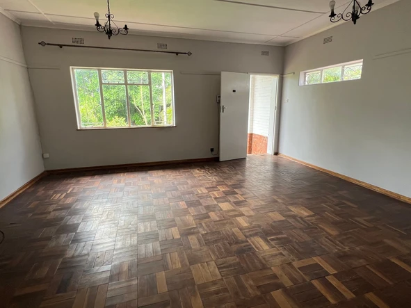 2 bedroom garden flat close to shops