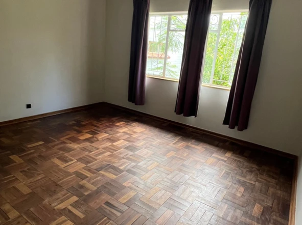 2 bedroom garden flat close to shops