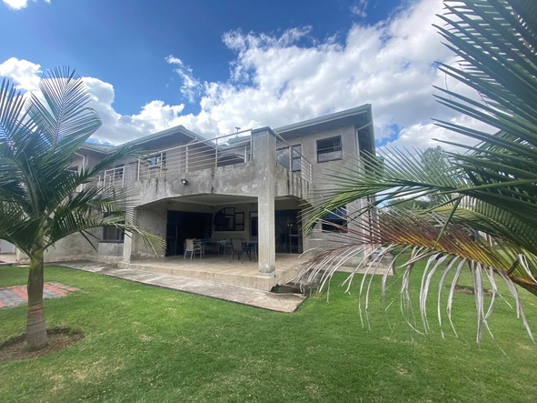 Spacious 5 Bedroom Double Story - Ballantyne Park