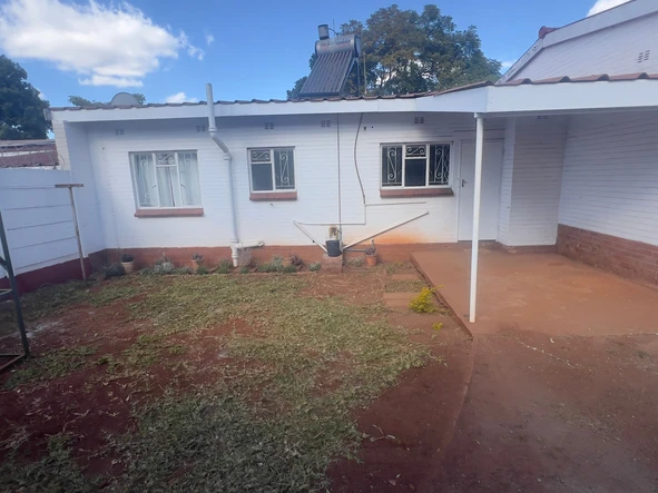 2 bedroom garden flat close to shops