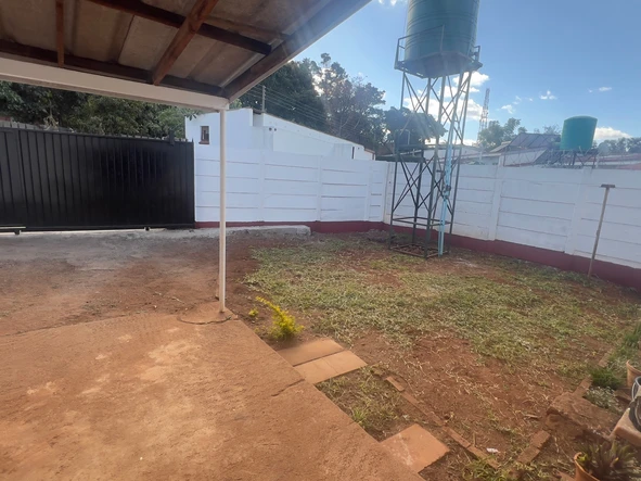 2 bedroom garden flat close to shops