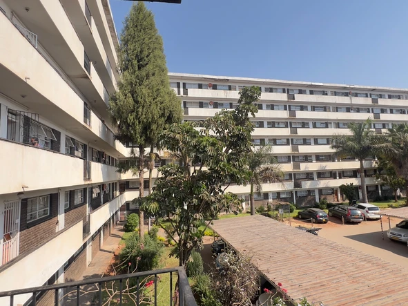 2 Bedroom Flat & Apartment