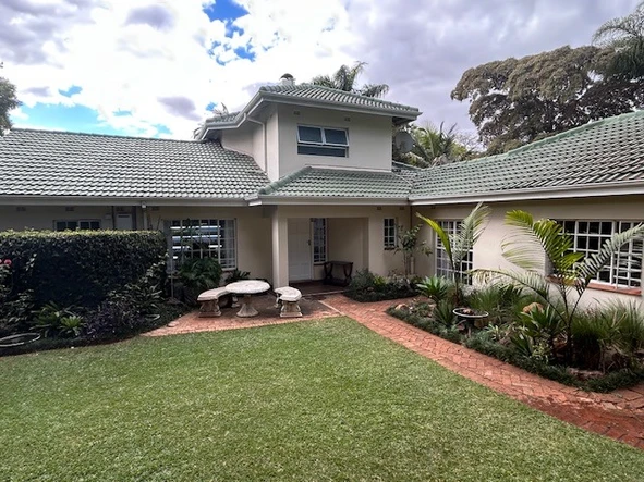Spacious Townhouse Within The Brooke