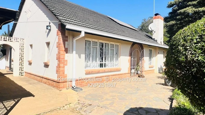 Family home on 4900 sqm of land with good water  (Sole Mandate)