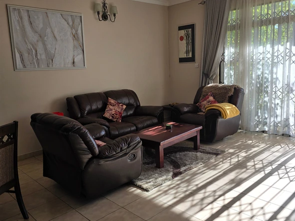 2 Bedroom Flat & Apartment