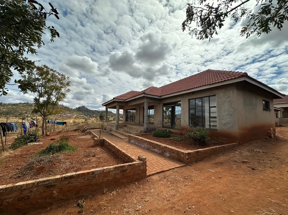 4 Bedroom House with Cottage