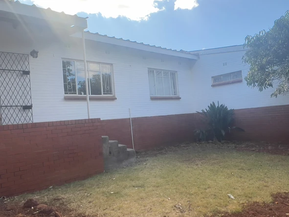 2 bedroom garden flat close to shops