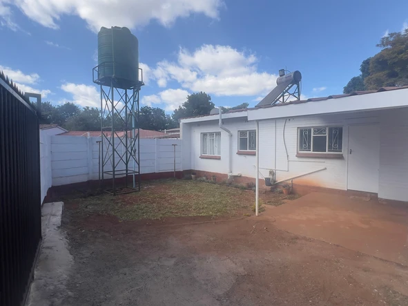 2 bedroom garden flat close to shops