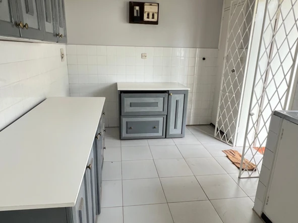 2 bedroom garden flat close to shops