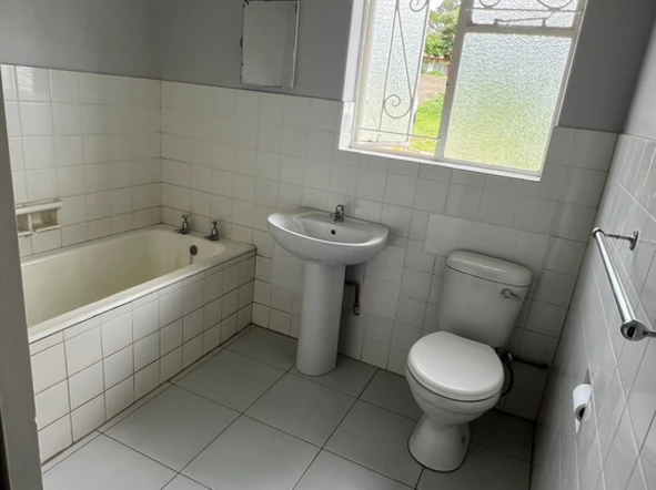 2 bedroom garden flat close to shops