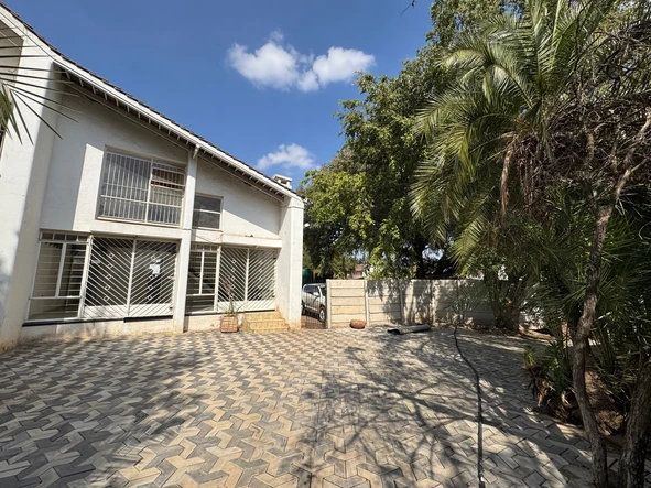 Duplex 3 Bedroom flat close to shops