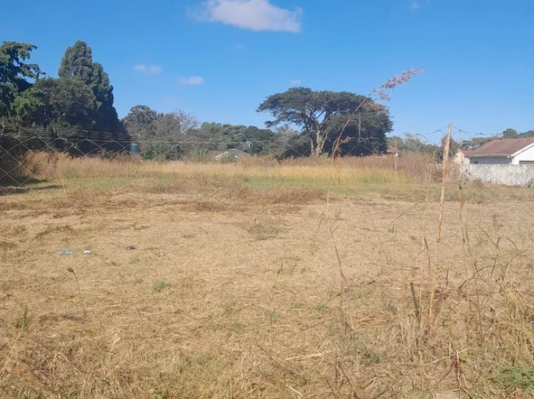 Build your dream home on this flat 4082sqm land. 