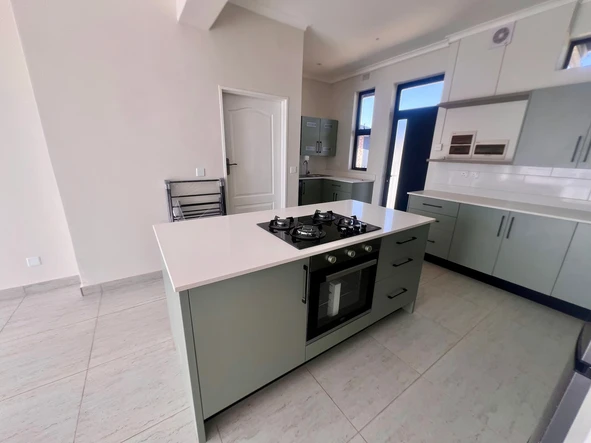 2 Bedroom Flat & Apartment