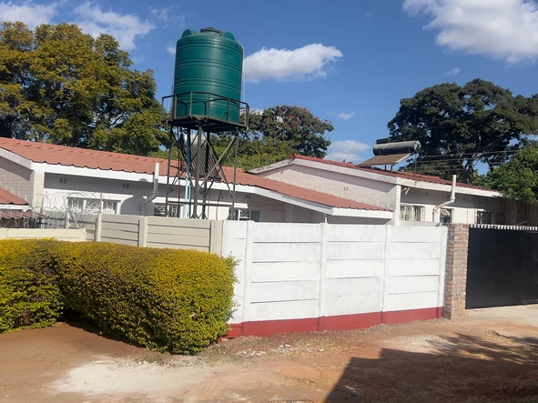 2 bedroom garden flat close to shops