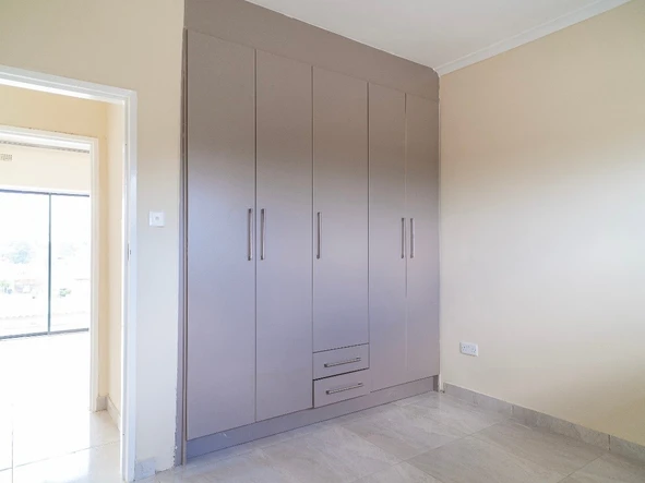 2 Bedroom Flat & Apartment