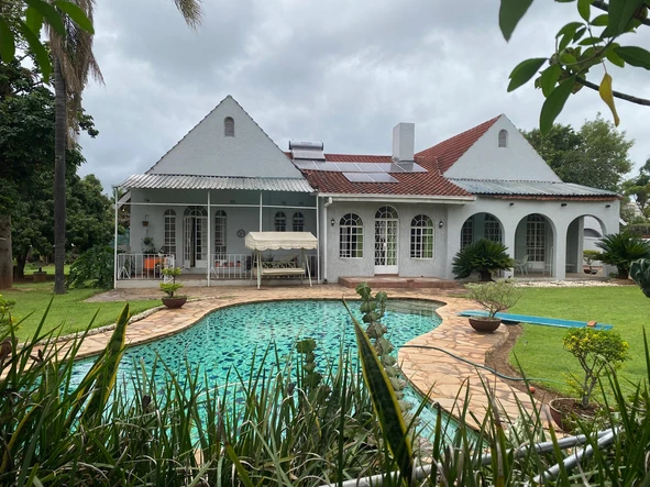 Lovely 4 Bedrooms with Pool - Available 1 August
