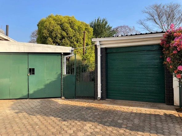 2 Bedroom Flat & Apartment