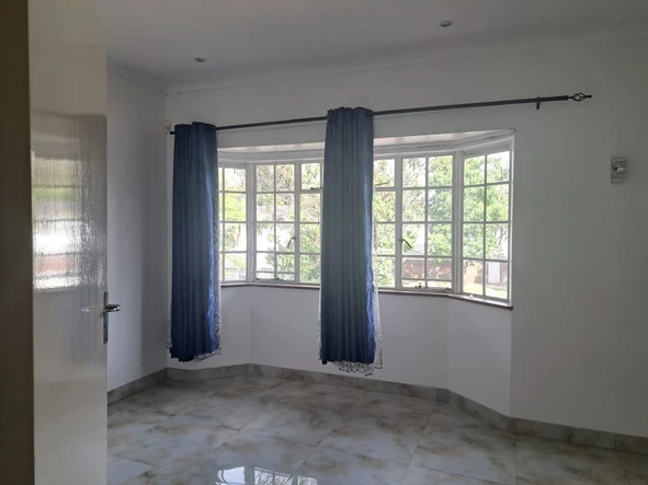 2 Bedroom Flat & Apartment